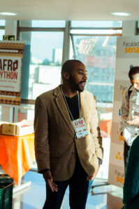 Escritor, copywriter e ghostwriter Davi Arbelo em uma palestra sobre Personal Branding no Afropython